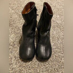 ZARA SOFT LEATHER HIGH HEELED ANKLE BOOTS
BLACK NEW WITH TAG SIZE 6.5/37